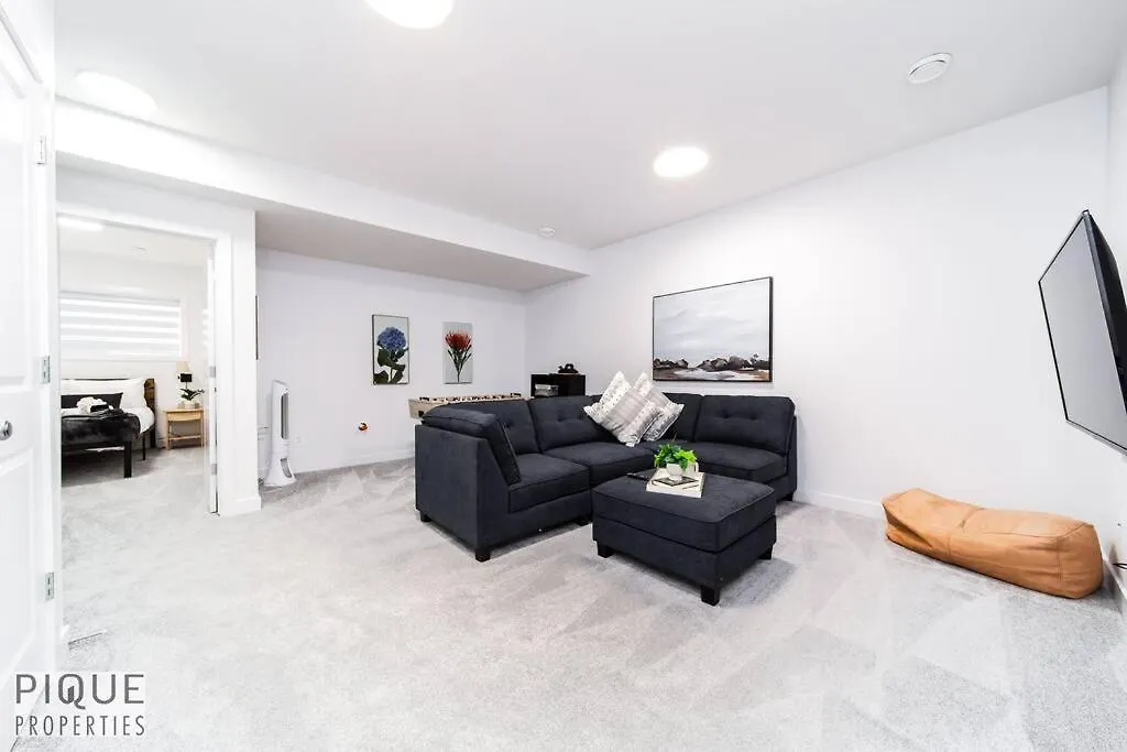 Holiday home Urbanutopia*Luxury Home*King Bed*Patio/Bbq*Sleep16 Edmonton